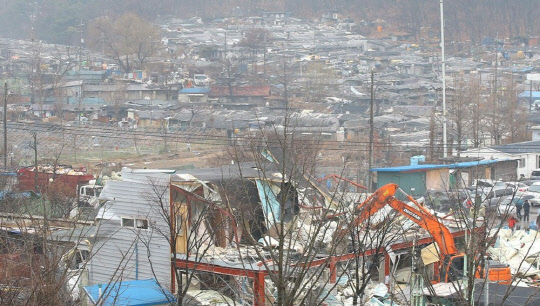 토지보상비만 4400억원에 달하는 서울 강남 일대 최대 판자촌 구룡마을 개발사업이 표류하고 있다. 구룡마을 전경.<연합뉴스>